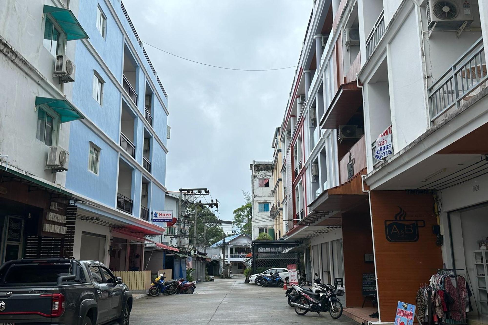 Sure Guesthouse Kamala Beach Exterior photo